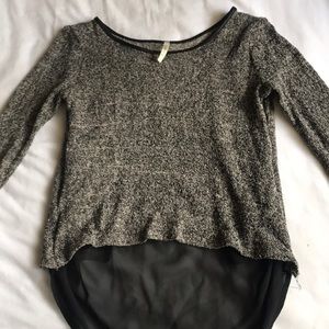 Quarter length sleeve knit top